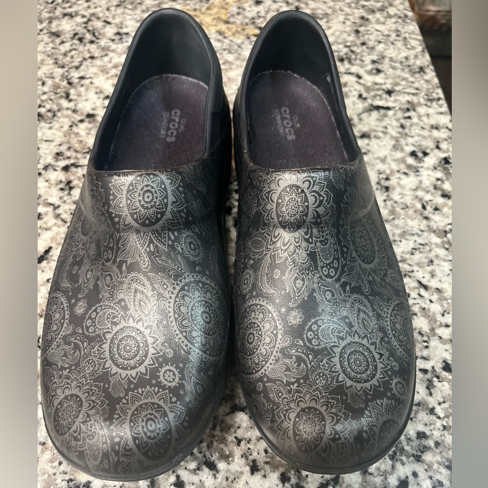 Crocs Felicity Women sz9 Black Paisley Graphic Clogs Shoes Slip On